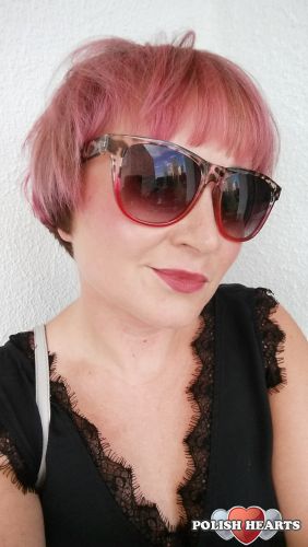 R&oacute;żowe  włosy , r&oacute;żowe okulary 