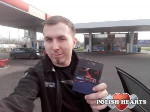 Świeże zdjęcie, odbi&oacute;r nagrody na stacji paliw.