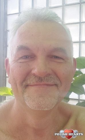 Jestem spokojny szczery i chcial bym poznac kobiete na wspulnego zycie, mam mieszkania prace i Jestem samodzielny,szczuply wysoki  pelen energi wesolych lubie zartowac nie znam sie na portalach i nie wiem co jeszcze moglbym na pisac ale jak co to do pisze