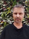 Naturalny, spokojny facet z charakterem. Cenię szczerość, dobrą rozmowę i poczucie humoru. Bez udawania — po prostu jestem sobą.